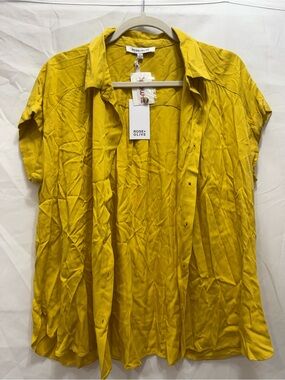 Rose & Olive Men's Short Sleeve Button-Down Shirt in Mustard